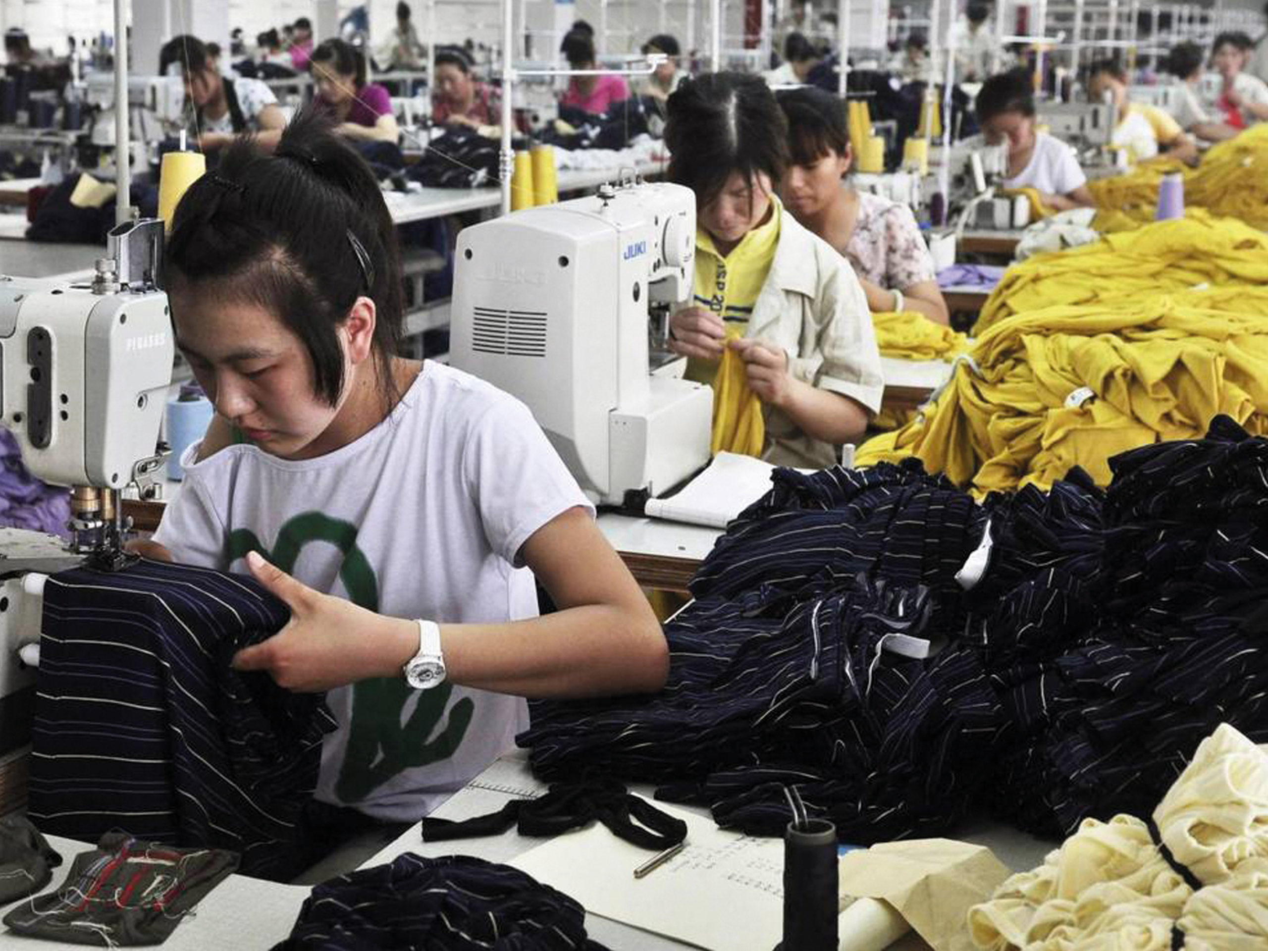 Фабрики одежды производителя. Китайская швейная фабрика. Швейная фабрика в Китае. Китайцы шьют. Китайцы на швейной фабрике.